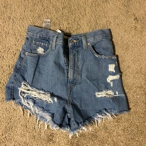NWOT Levi Distressed Women's High Waisted Mom Shorts size 27/4